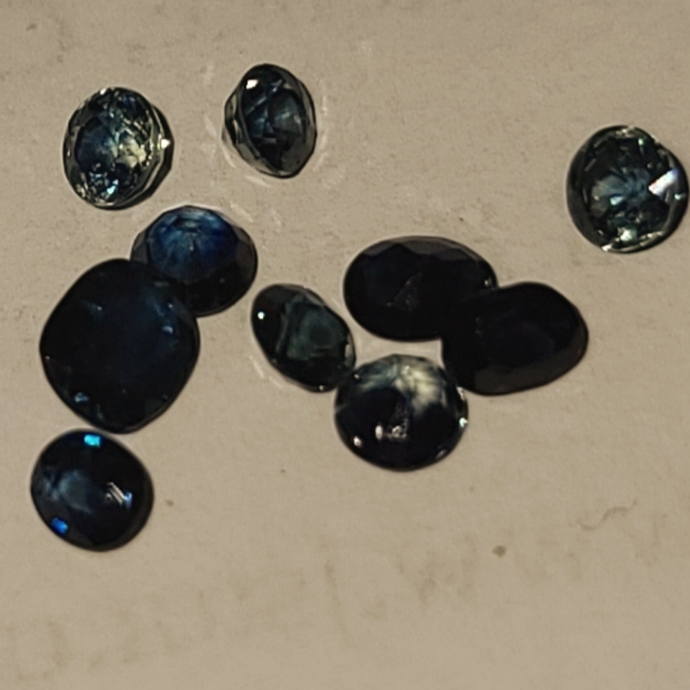 Loose gemstones sapphire